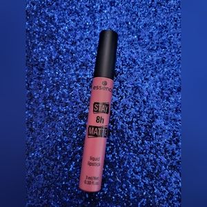 Essence Stay 8H Matte